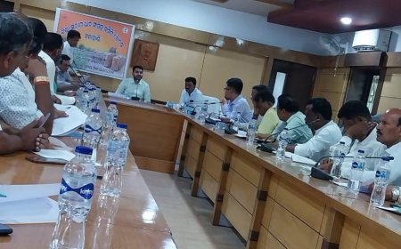 କଳାହାଣ୍ଡି ଜିଲ୍ଲାସ୍ତରୀୟ ଧାନ କ୍ରୟ କମିଟି ବୈଠକ ଅନୁଷ୍ଠିତ ।