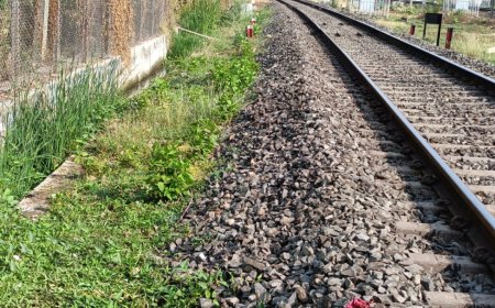 ରେଳ ଧାରଣା ତଳେ ବେଦାନ୍ତ ପାଣି ପାଇପ ଲିକେଜ ହେବା ଯୋଗୁଁ ଟ୍ରେନ ଦୁର୍ଘଟଣା ଆଶଙ୍କା ରେ ଗ୍ରାମବାସୀ ।