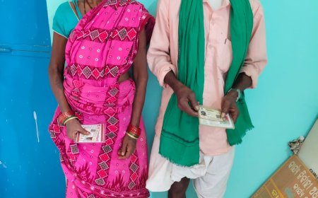 ବାର୍ଦ୍ଧକ୍ୟ ରେ ବାର୍ଦ୍ଧକ୍ୟ ଭତ୍ତା ଅପେକ୍ଷାରେ ବୃଦ୍ଧ ଦମ୍ପତି।