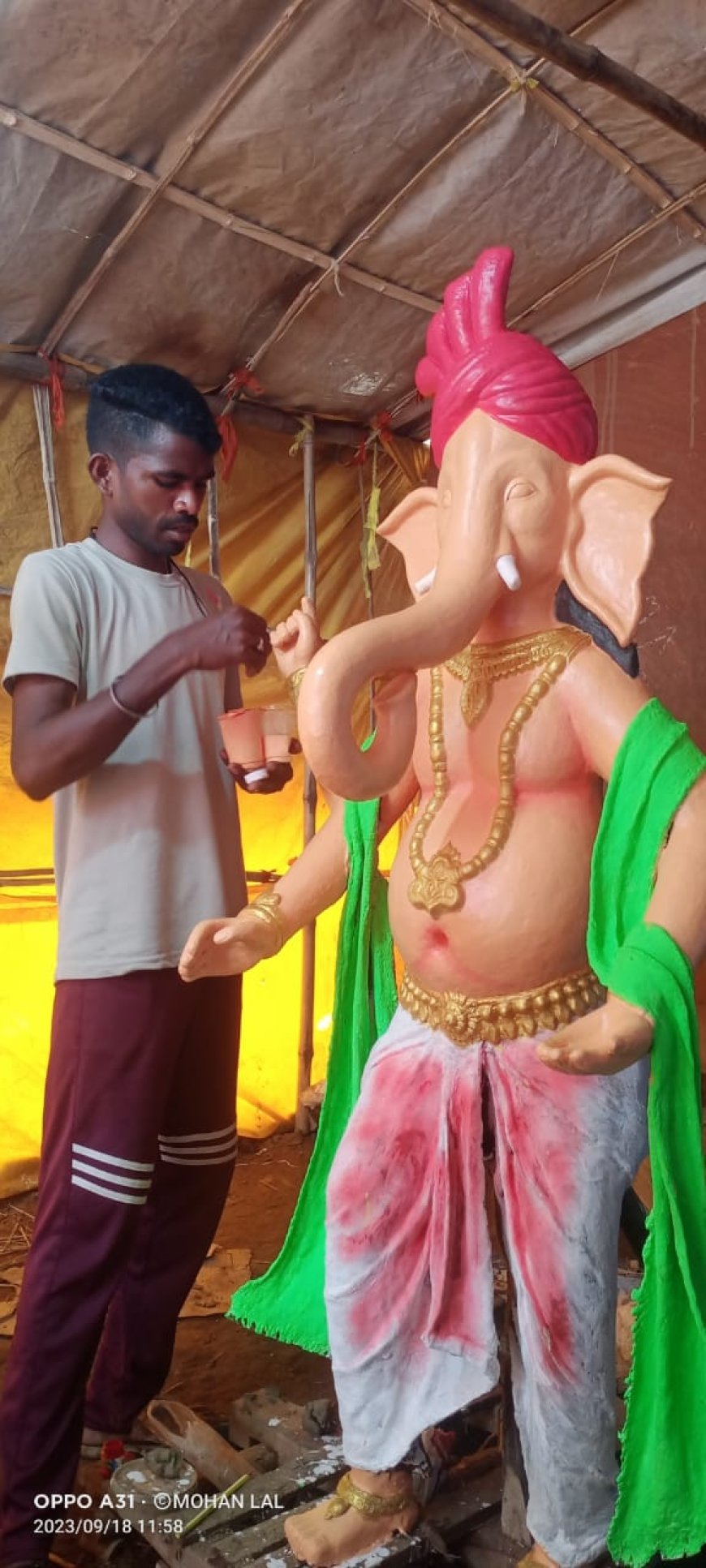 ପାଠ ସାରିବା ପରେ ପରିବାରର କୌଳିକ ବୃତ୍ତିକୁ ଆପଣେଇଲେ ଆଦିବାସୀ ଯୁବକ, କାଠର ମୂର୍ତ୍ତିକୁ ଦେଉଛନ୍ତି ଜୀବନ୍ତ ରୂପ |