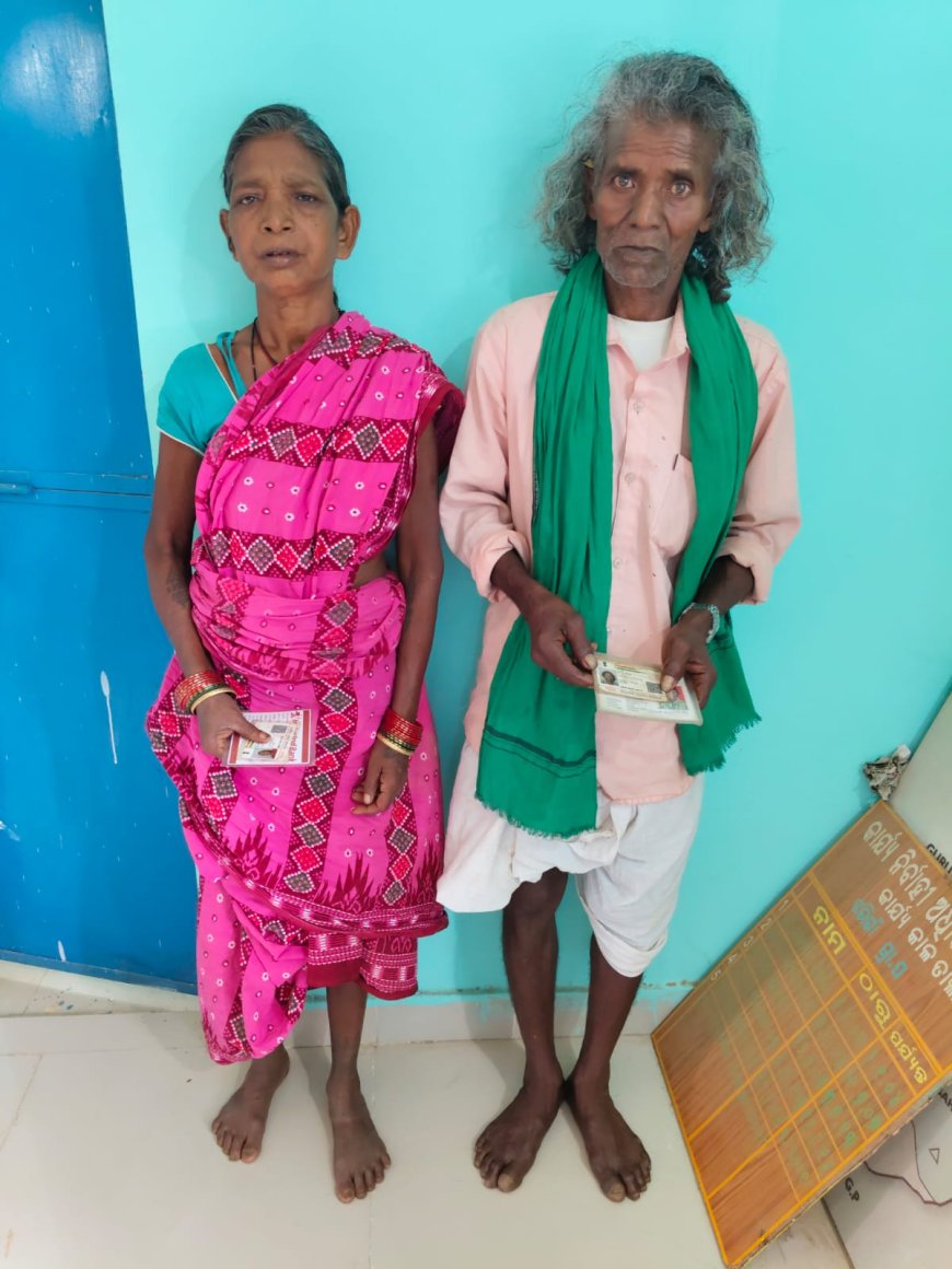 ବାର୍ଦ୍ଧକ୍ୟ ରେ ବାର୍ଦ୍ଧକ୍ୟ ଭତ୍ତା ଅପେକ୍ଷାରେ ବୃଦ୍ଧ ଦମ୍ପତି।