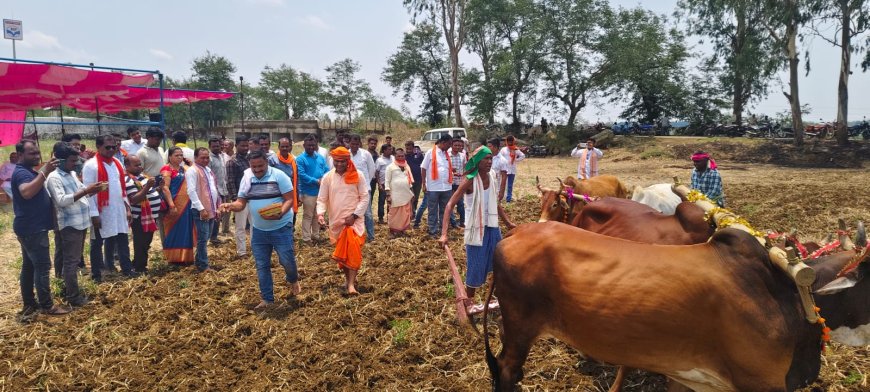 ଅକ୍ଷୟ ତୃତୀୟାରେ ବିଧାୟକଙ୍କ ଦ୍ୱାରା ଅଖିମୁଠି ଅନୁକୂଳ |