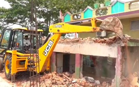 ବେଆଇନ ପଟ୍ଟା ଜମି ଜବରଦଖଲ, ଜେସିବି ଲଗାଇ ଭାଙ୍ଗିଲା ପ୍ରଶାସନ।