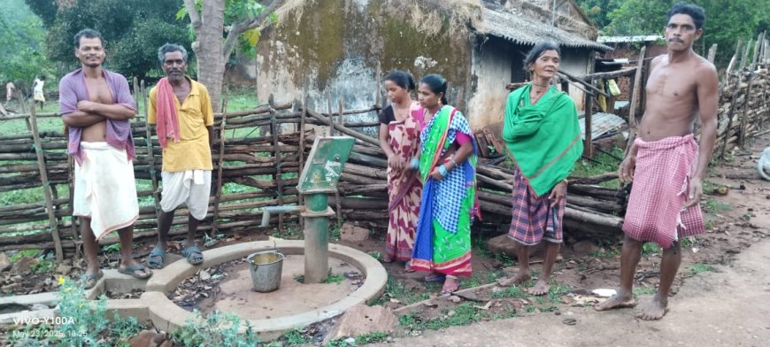 ନଳକୂପ ଅଚଳ କୂଅ ପାଣିରେ ନିର୍ଭର କରୁଛନ୍ତି ଗ୍ରାମବାସୀ ।