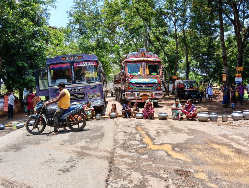 ପାନୀୟ ଜଳ ସମସ୍ୟା ନେଇ ଉମରକୋଟ-ନବରଙ୍ଗପୁର ରାଜ୍ୟ ରାଜପଥ ଅବରୋଧ କଲେ ବିଡ୍ରିଗୁଡ଼ା ଗ୍ରାମବାସୀ।