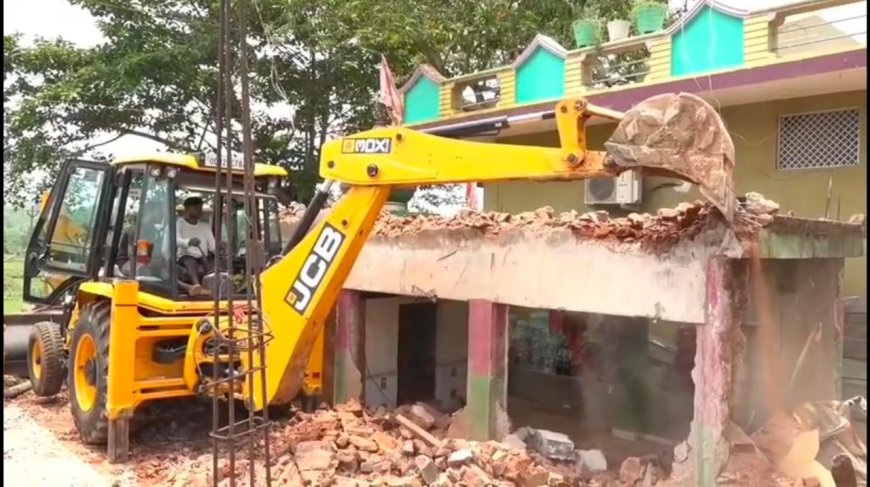 ବେଆଇନ ପଟ୍ଟା ଜମି ଜବରଦଖଲ, ଜେସିବି ଲଗାଇ ଭାଙ୍ଗିଲା ପ୍ରଶାସନ।