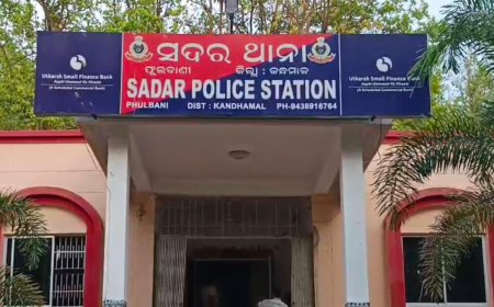 କେରଳ ପର୍ଯ୍ୟଟକ ଙ୍କୁ ମାଡ଼ମାରୀ ଲୁଟ ଘଟଣା ରେ ପାଞ୍ଚ ଜଣ ଆକ୍ରମଣ କାରୀଙ୍କୁ ଗିରଫ କରି କୋର୍ଟ ଚାଲାଣ କଲା ଫୁଲବାଣି ସଦର ଥାନା ପୋଲିସ I