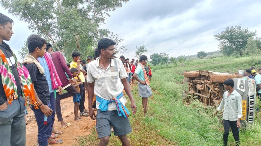 କାଦୁଅ ରାସ୍ତାରେ ଓଲଟି ପଡିଲା ସ୍କୁଲ ବୋଲେରୋ |ଅଳ୍ପକେ ବର୍ତିଲେ 12ଜଣ ଛାତ୍ରଛାତ୍ରୀ ।