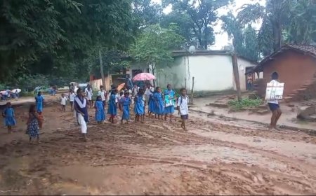 କାଦୁଅ ରାସ୍ତାରେ ଯାତାୟତ କରୁଛନ୍ତି ଛାତ୍ରଛାତ୍ରୀ ଓ ଗ୍ରାମବାସୀ ପକ୍କା ରାସ୍ତା ନିର୍ମାଣ ପାଇଁ ଗ୍ରାମବାସୀଙ୍କ ଦାବି ।