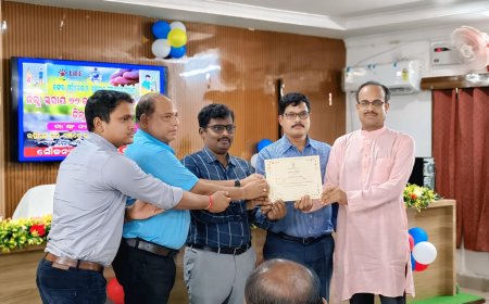 ୭୬ତମ ବନ ମହୋତ୍ସବରେଫୁଲବାଣୀ ବନଖଣ୍ଡ ପକ୍ଷରୁ ଅଶୋକ ପରିଡାଙ୍କୁ ପ୍ରକୃତି ବନ୍ଧୁ ପ୍ରଦାନ।