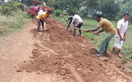 ଚାନ୍ଦା ଆଦାୟ କରି ରାସ୍ତା ମରାମତି କଲେ କପାଟପାଣି ଗ୍ରାମବାସୀ ।