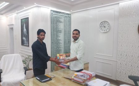 କେରଳ ରେ ଶ୍ରମିକ ଭାବେ କାମ କରୁଥିବା ସୁରଜ୍ ବର୍ତ୍ତମାନ ମାଁ ମାଣିକେଶ୍ବରୀ ବିଶ୍ଵବିଦ୍ୟାଳୟର ଛାତ୍ର । ସହଯୋଗର ହାତ ବଢାଇଲେ ଜିଲ୍ଲାପାଳ କଳାହାଣ୍ଡି