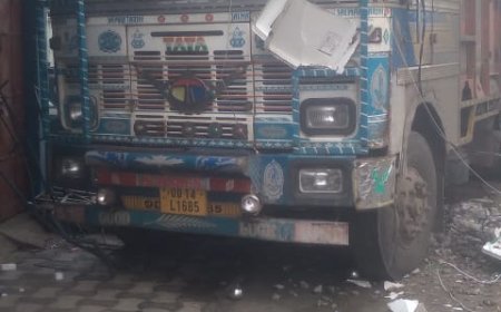 ଟ୍ରକ ଭାର ସାମ୍ୟ ହରେଇ ଇଲେକ୍ଟ୍ରି ଖମ୍ବରେ ପିଟିଲା