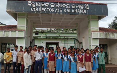 "ସ୍କୁଲ ରେ ତାଲା, ବାହାରେ ପିଲା" – ଏସଏସଟି ଶିକ୍ଷକ ହେମନ୍ତ ସାହୁ ଙ୍କୁ ସ୍ଥାନାନ୍ତରଣ କରିଥିବାରୁ ଛାତ୍ରଛାତ୍ରୀଙ୍କ ବିକ୍ଷୋଭ  କଳାହାଣ୍ଡି ଜିଲ୍ଲାପାଳଙ୍କୁ ଦାବିପତ୍ର ପ୍ରଦାନ