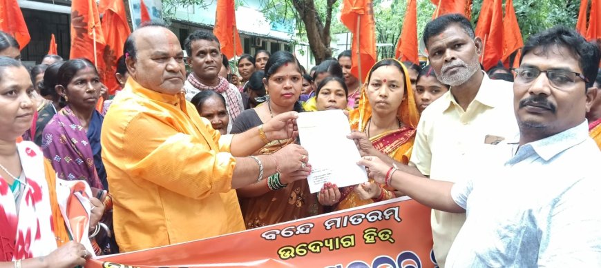 ଜିଲ୍ଳାପାଳ ଙ୍କ ଦ୍ୱାରସ୍ତ ହେଲେ ଓଡିଶା ପାଚିକା ସହାୟିକା ମଜଦୂର ସଙ୍ଘ ର ମାଧ୍ୟାନ୍ନ ଭୋଜନ କାର୍ଯ୍ୟରତ କର୍ମଚାରି