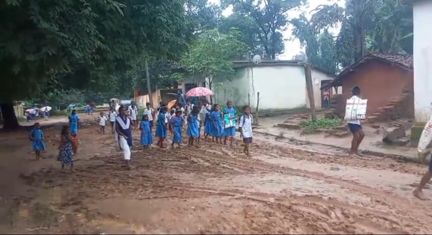 କାଦୁଅ ରାସ୍ତାରେ ଯାତାୟତ କରୁଛନ୍ତି ଛାତ୍ରଛାତ୍ରୀ ଓ ଗ୍ରାମବାସୀ ପକ୍କା ରାସ୍ତା ନିର୍ମାଣ ପାଇଁ ଗ୍ରାମବାସୀଙ୍କ ଦାବି ।