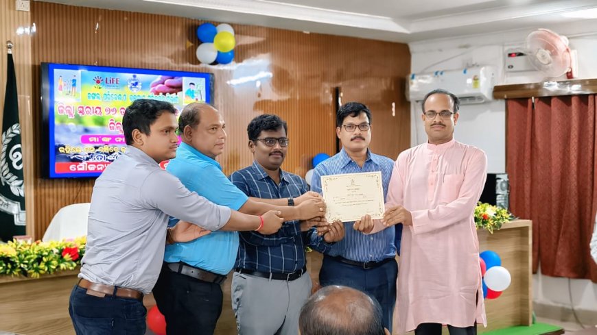 ୭୬ତମ ବନ ମହୋତ୍ସବରେଫୁଲବାଣୀ ବନଖଣ୍ଡ ପକ୍ଷରୁ ଅଶୋକ ପରିଡାଙ୍କୁ ପ୍ରକୃତି ବନ୍ଧୁ ପ୍ରଦାନ।