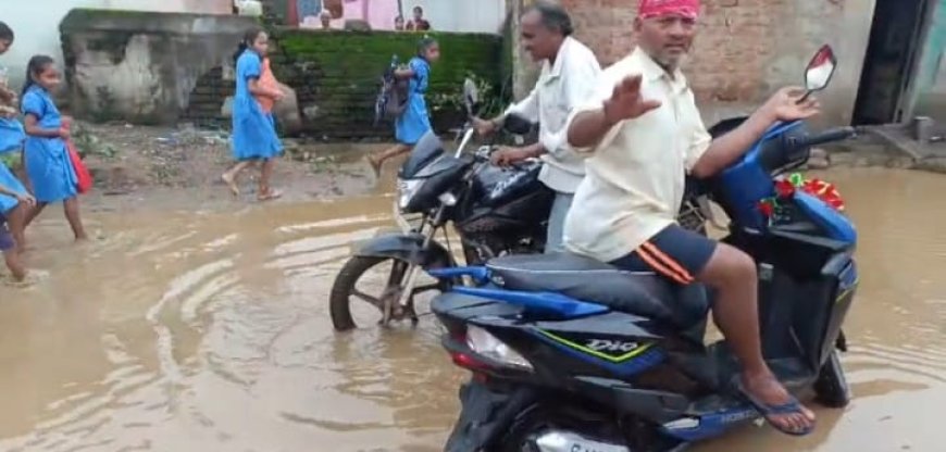 ବୋରଗୁଡା ଗାଁମଝିରେ ଆଣ୍ଠୁଏ ପାଣି ଲହୁଡ଼ିଛି ପାଣି ,ଯାତାୟତରେ ଘୋର ଅସୁବିଧା,