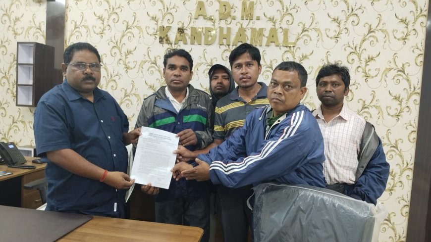 ୧୨ ଦଫା ଦାବି ନେଇ ଶ୍ରମିକ ସଂଘଙ୍କ ମୁଖ୍ୟମନ୍ତ୍ରୀ ଉଦ୍ଧେଶ୍ୟରେ ଜିଲ୍ଲାପାଳଙ୍କୁ ଦାବି।