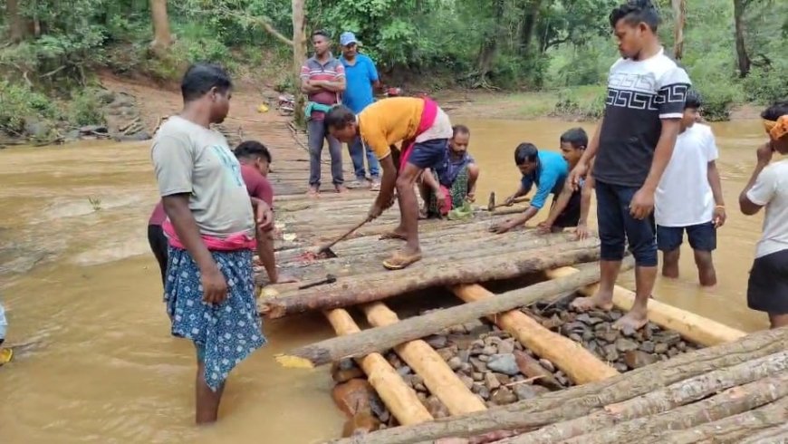 ବର୍ଷାରେ ଭାସିଗଲା କୁଚେଣ୍ଡି ନଦୀର କାଠ ପୋଲ, ଚାନ୍ଦା କରି କାଠ ପୋଲ ନିର୍ମାଣ କଲେ ଶତାଧିକ ଲୋକେ।