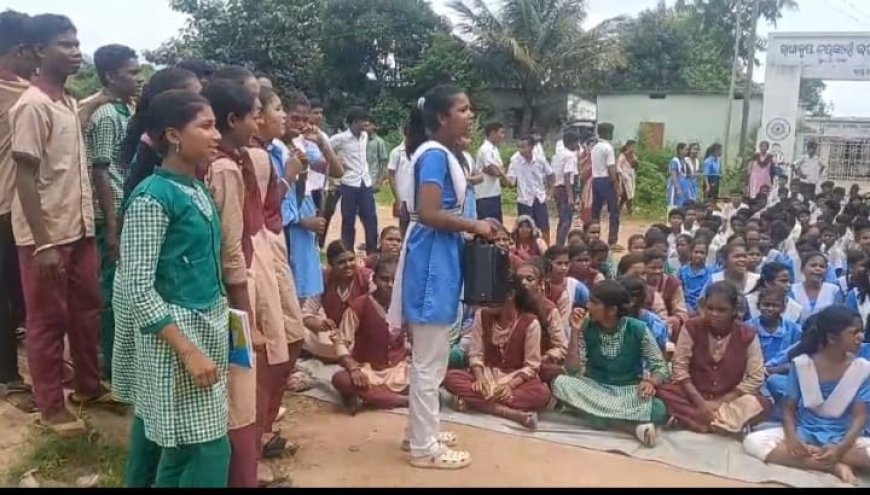 Breking News "ସ୍କୁଲ ରେ ତାଲା, ବାହାରେ ପିଲା" –