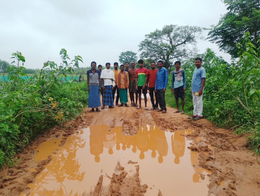 ବର୍ଷାଦିନରେ କାଦୁଅ ପଚପଚ ରାସ୍ତା ପାଇଁ ହଟହଟା ହେଉଛନ୍ତି 4ଗୋଟି ଗାଁର ଗ୍ରାମବାସୀ ।