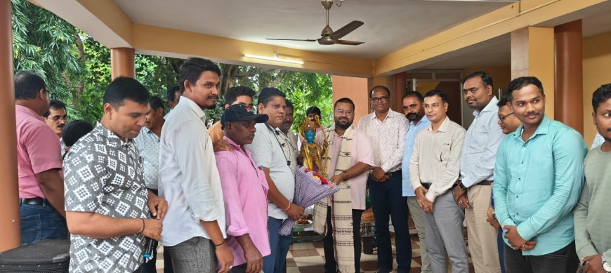 ନବରଙ୍ଗପୁର ଜିଲ୍ଲାପାଳ ଡ଼ା ଶୁଭଙ୍କର ମହାପାତ୍ରଙ୍କୁ ବିଦାୟ କାଳୀନ ସମ୍ବର୍ଦ୍ଧନା ଜ୍ଞାପନ  ।