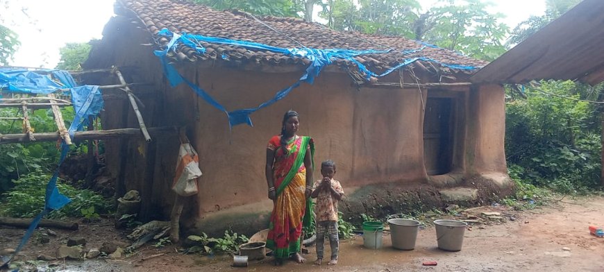 ବର୍ଷାରେ ଭାଙ୍ଗିଲା ଘର ସମ୍ପର୍କୀୟ ଘରେ ଆଶ୍ରୟ ନେଇ ଛନ୍ତି ପରିବାର।