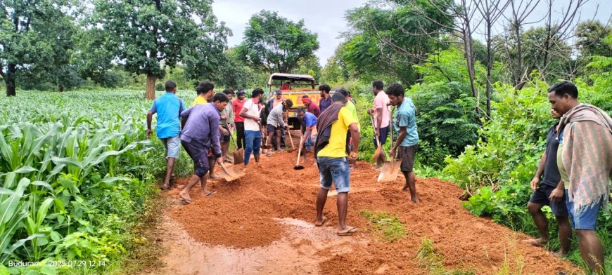 ପ୍ରଶାସନ ନଶୁଣିବାରୁ ରାସ୍ତା ନୁର ନିର୍ମାଣ ପାଇଁ ଅଣ୍ଟା ଭିଡ଼ିଲେ ଗ୍ରାମବାସୀ ।
