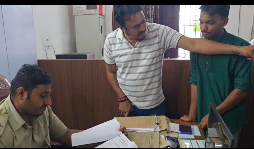କଲେଜ ପ୍ରିନ୍ସପାଲର ପରିଚୟ ଦେଇ ଛାତ୍ରଙ୍କ ବାପାଙ୍କ ଠାରୁ 23 ହଜାର ଟଙ୍କା ଠକି ନେଲା ସାଇବର ଠକ ।