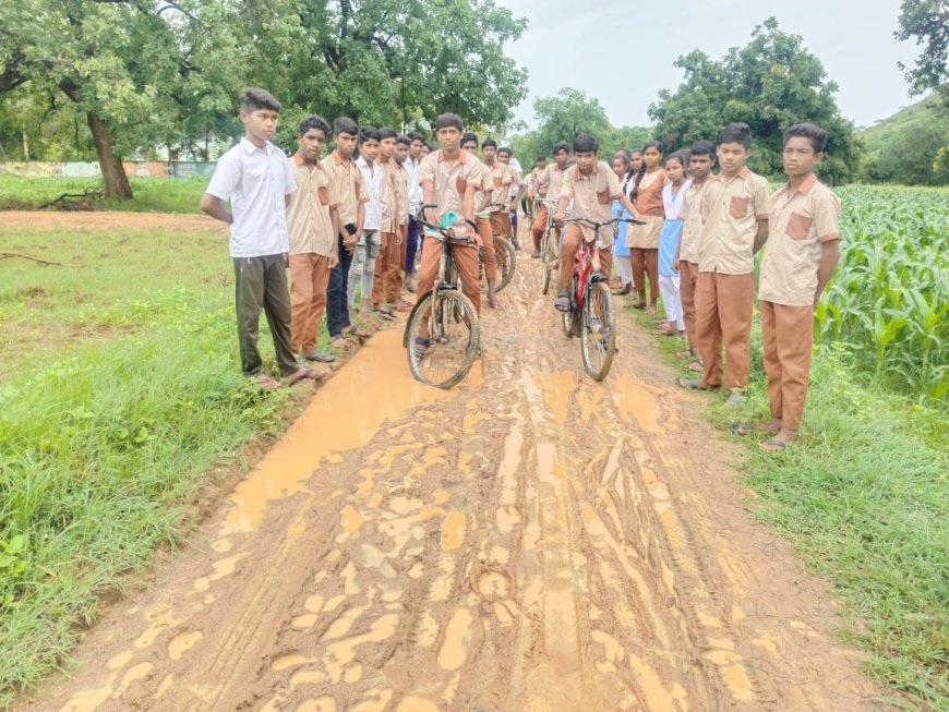 କାଦୁଅ ପଚପଚ ରାସ୍ତା ଦେଇ ଯିବା ଆସିବା କରୁଛନ୍ତି ସ୍କୁଲ ଛାତ୍ରଛାତ୍ରୀ ।