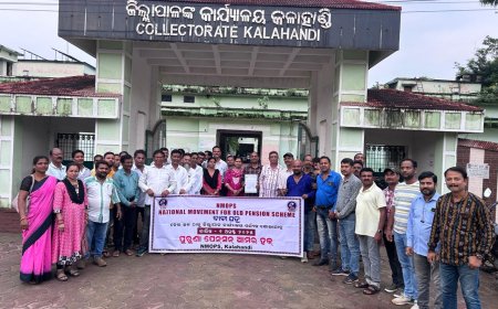 ପୁରୁଣା ପେନସନ ଦାବିରେ କଳାହାଣ୍ଡି ଜିଲ୍ଲାପାଳଙ୍କୁ ଦାବୀପତ୍ର ପ୍ରଦାନ
