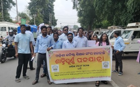 ଓଡିଶା କନିଷ୍ଠ ଶିକ୍ଷକ ସଙ୍ଘ କଳାହାଣ୍ଡି ର ଶାନ୍ତିପୂର୍ଣ୍ଣ ପଦଯାତ୍ରା ଓ ଦାବିପତ୍ର ପ୍ରଦାନ
