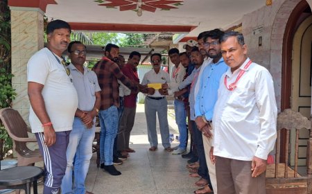 ନବରଙ୍ଗପୁର ଜିଲ୍ଲା ଜର୍ଣ୍ଣାଲିଷ୍ଟ ୱେଲଫେୟାର ଟ୍ରଷ୍ଟ ପକ୍ଷରୁ ଅନୁଦାନ ରାଶି ପ୍ରଦାନ ।