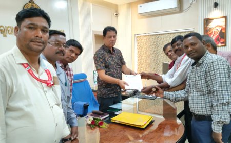 ଓଡିଶା କର୍ମଜୀବି ସାମ୍ବାଦିକ ସଙ୍ଘ ପକ୍ଷରୁ ମୁଖ୍ୟମନ୍ତ୍ରୀଙ୍କୁ ସ୍ମାରକ ପତ୍ର ପ୍ରଦାନ ।