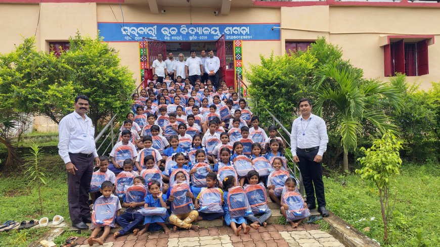 ଫ୍ୟୁଜନ ଫାଇନାନ୍ସ ଭବାନୀପାଟଣା ତରଫରୁ ସାମାଜିକ କାର୍ଯ୍ୟକ୍ରମ ଅନୁଷ୍ଠିତ  ଗ୍ରାମାଞ୍ଚଳ କ୍ଷେତ୍ରରେ ଛାତ୍ରଛାତ୍ରୀଙ୍କ ଉଦ୍ଧେଶ୍ୟରେ ପାଠ୍ୟଉପକରଣ ବଣ୍ଟନ