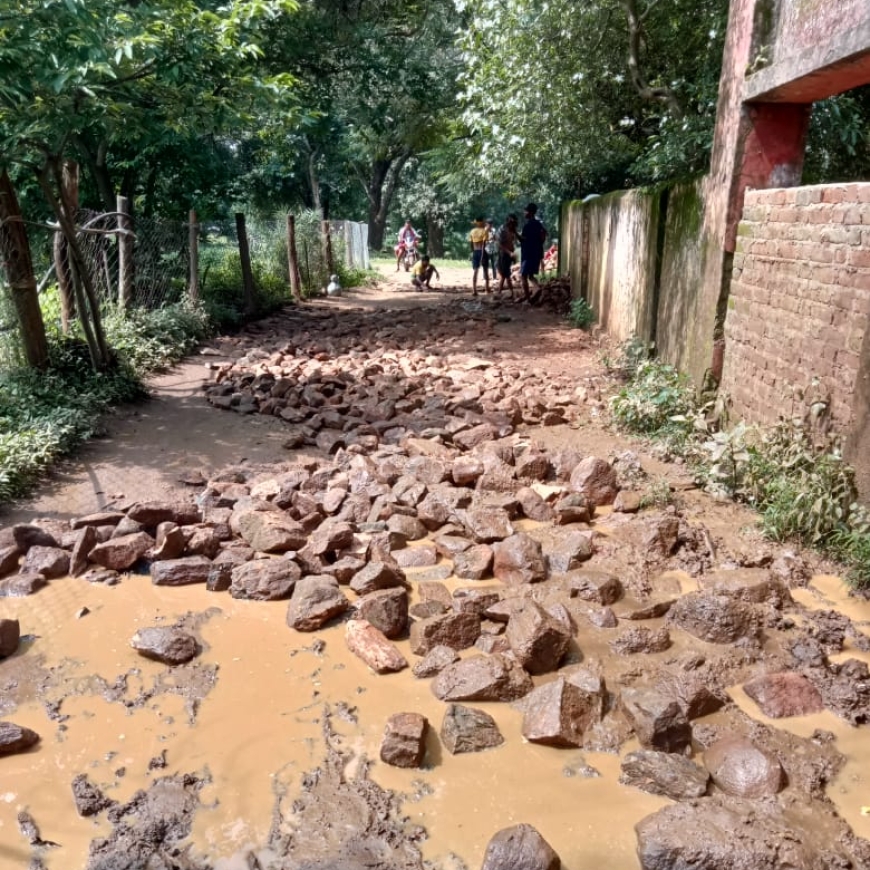 ଶୁଣିଲାନି ପ୍ରଶାସନ, ଅର୍ଥ ଓ ଶ୍ରମ ଦାନ କରି କାଦୁଅ ପଚ ପଚ ରାସ୍ତାର ମରାମତି କଲେ ୫୦ ଯୁବକ।