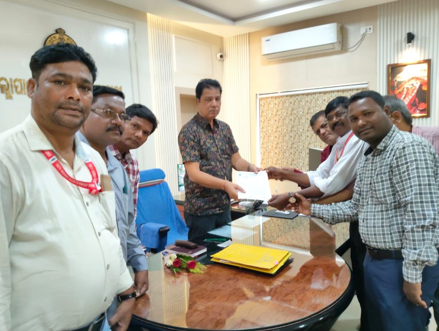 ଓଡିଶା କର୍ମଜୀବି ସାମ୍ବାଦିକ ସଙ୍ଘ ପକ୍ଷରୁ ମୁଖ୍ୟମନ୍ତ୍ରୀଙ୍କୁ ସ୍ମାରକ ପତ୍ର ପ୍ରଦାନ ।