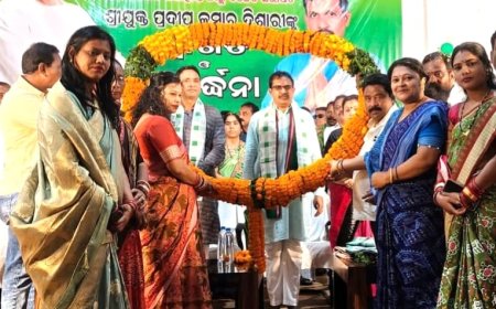 ନବ ନିଯୁକ୍ତ ଜିଲ୍ଲା ବିଜେଡି ସଭାପତି ତଥା ଲାଞ୍ଜିଗଡ଼ ବିଧାୟକ ପ୍ରଦୀପ କୁମାର ଦିଶାରୀଙ୍କୁ ଆଜି କଳାହାଣ୍ଡି ଜିଲ୍ଲା ବିଜେଡି ପକ୍ଷରୁ ସ୍ଥାନୀୟ ଟାଉନ ହଲ ଠାରେ ସମ୍ବର୍ଦ୍ଧନା ଦିଆଯାଇଛି।