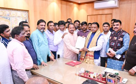 ନବରଙ୍ଗପୁର ଜିଲ୍ଲା ଡ଼ମ୍ବ ସମାଜ ପକ୍ଷରୁ ମୁଖ୍ୟମନ୍ତ୍ରୀଙ୍କୁ ପାଞ୍ଚ ଦଫା ଦାବିପତ୍ର ପ୍ରଦାନ ।