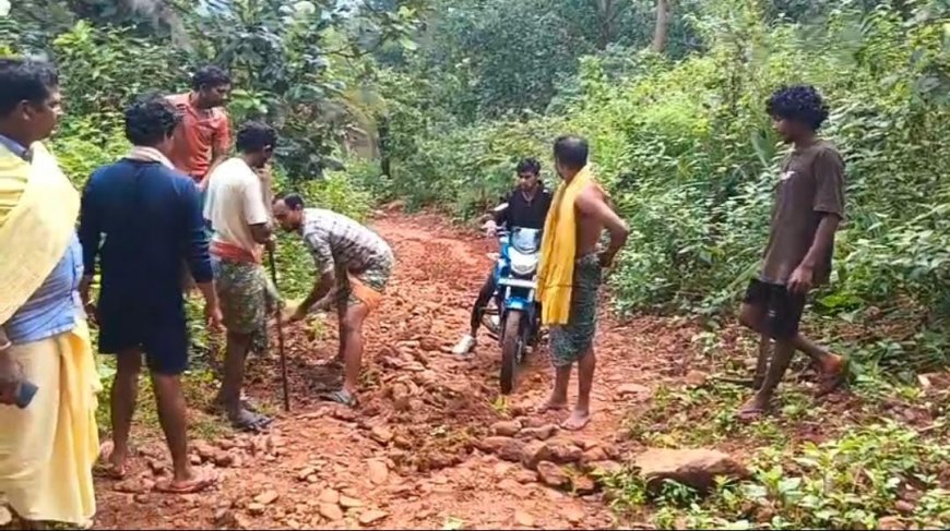 ନିଜସ୍ୱ ଖର୍ଚ୍ଚରେ ରାସ୍ତା ମରାମତି କଲେ ଗ୍ରାମବାସୀ ।