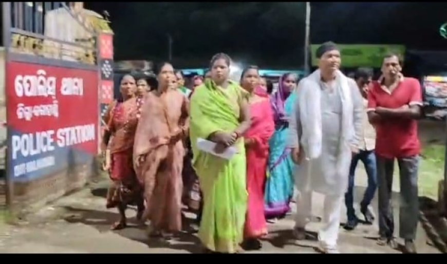 ଗାଁରେ ମଦ କୋଠି ବନ୍ଦ ପାଇଁ ଅଣ୍ଟା ଭିଡ଼ିଲେ ଟେମରା ଗ୍ରାମ ର ମହିଳା  ଗୋଷ୍ଠୀ ।