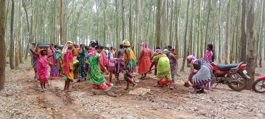 ଶୁଣିଲାଣି ପ୍ରଶାସନ, ଗ୍ରାମ ଫାଣ୍ଠି ଟଙ୍କାରେ ଏକ କିଲୋମିଟର ରାସ୍ତା ମରାମତି କଲେ ଗ୍ରାମବାସୀ ।