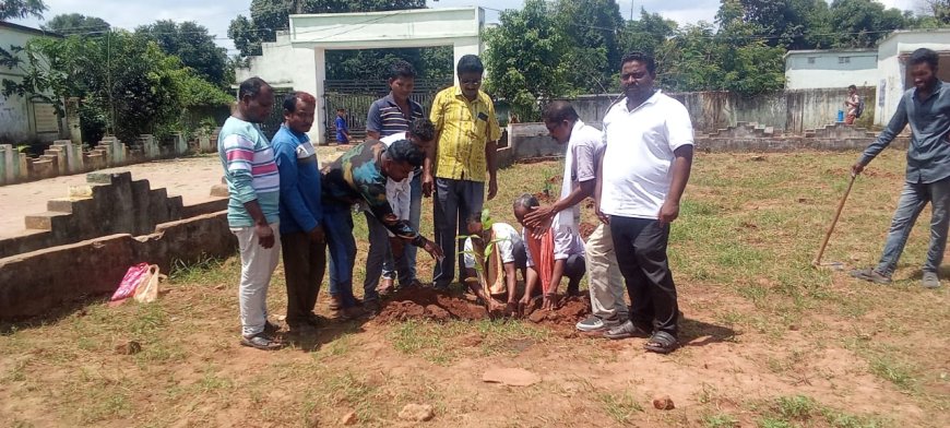 ଫୁଫୁଗାଁ ସରକାରୀ ଉଚ୍ଚ ମାଧ୍ୟମିକ ବିଦ୍ୟାଳୟ ପରିସରରେ ବୃକ୍ଷରୋପଣ ।