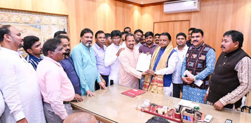 ନବରଙ୍ଗପୁର ଜିଲ୍ଲା ଡ଼ମ୍ବ ସମାଜ ପକ୍ଷରୁ ମୁଖ୍ୟମନ୍ତ୍ରୀଙ୍କୁ ପାଞ୍ଚ ଦଫା ଦାବିପତ୍ର ପ୍ରଦାନ ।