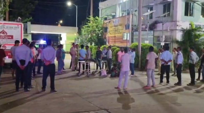 ଚିକିତ୍ସା ଅବହେଳାରୁ ଯୁବତୀଙ୍କ ଗଲା ଜୀବନ, ରାତି ଅଧରେ ଜିଲ୍ଲା ମୁଖ୍ୟ ଚିକିତ୍ସାଳୟରେ ଉତ୍ତେଜନା।