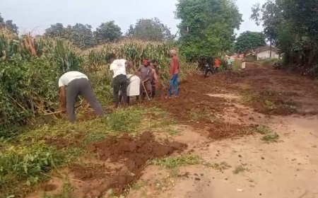 ଶୁଣିଲାଣି ପ୍ରଶାସନ ଚାନ୍ଦା ଆଦାୟ କରି 6 ଶହ ମିଟର ରାସ୍ତା ମରାମତି କଲେ ଗ୍ରାମବାସୀ ।