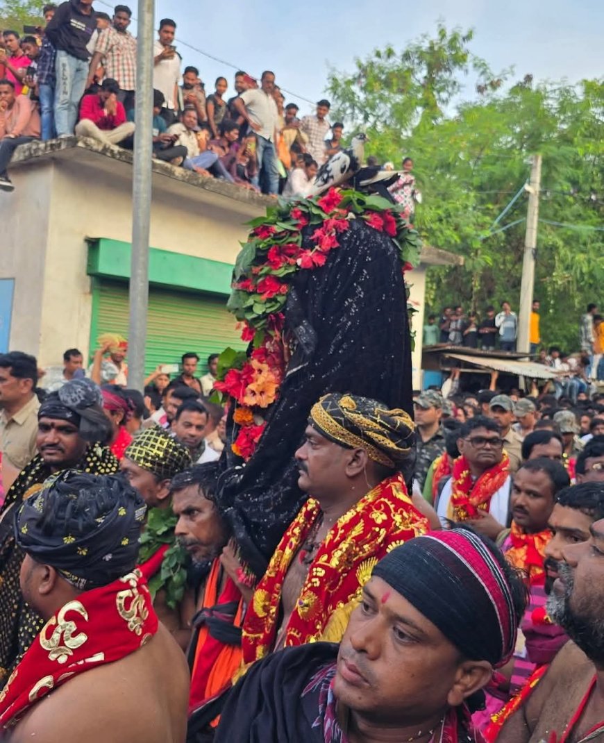 ବିଶ୍ବପ୍ରସିଦ୍ଧ ଛତର ଯାତ୍ରା ଭବାନୀପାଟଣା ରେ  ଛତର ରୁପେ ଦର୍ଶନ ଦେଲେ କଳାହାଣ୍ଡି ଅଧିଷ୍ଠାତ୍ରୀ ମାଁ ମାଣିକେଶ୍ଵରୀ। ମାଣିକ୍ୟଗଡ଼ ର ରାଣୀ: ମା ମାଣିକେଶ୍ଵରୀ ଆରାଧ୍ୟ, ଆରାଧନା, ବିଶ୍ବାସ ଆଉ ମାନସିକଧାରୀ।