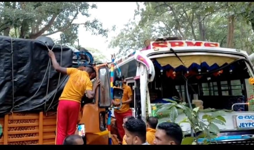 ବସ ଟ୍ରକ ମୁହାମୁହି, 20ରୁ ଉର୍ଦ୍ଧ ଯାତ୍ରୀ ଆହତ , ଘଟଣା ସ୍ଥଳରେ ଟ୍ରକ ଡ୍ରାଇଭର ମୃତ୍ୟୁ