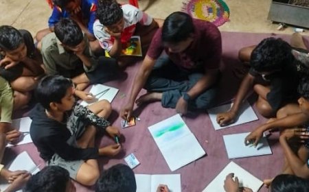 ହୀରାକୁଦ ଶିଳ୍ପ ନାଗରୀରେ  ରେ ଫିଲିପ କୁମାର  କଳ୍ପତୃ ଆଶ୍ରମ ରେ ଚିତ୍ରାଙ୍କନ ଶିକ୍ଷା ଦେଉଥିବାର ଦେଖା ଯାଇଛି  l